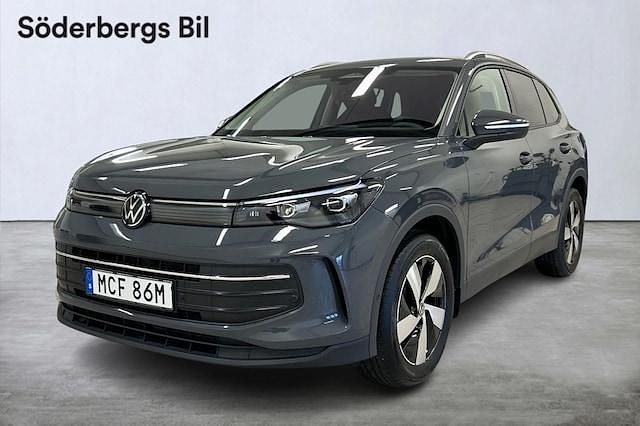 Mörkgrå Ny 2025 VW Tiguan Life SUV | 449 800 kr (Marknadspris) - Bild 1/4