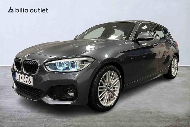 Grå Begagnad 2018 BMW 118 Halvkombi | 169 900 kr (Marknadspris) - Bild 1/1