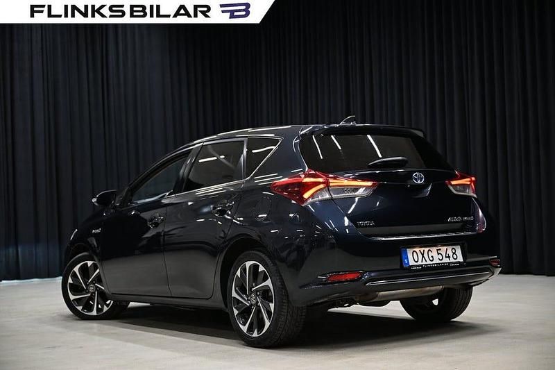 Begagnad Toyota Auris Hybrid 136 HK (100 kW) 2015 Blå Halvkombi