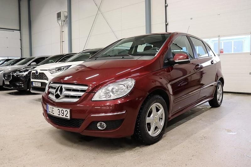 Röd Begagnad 2011 Mercedes B180 Minibuss | 49 900 kr (Marknadspris) - Bild 1/4
