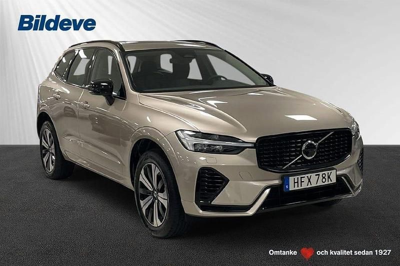 Grå Begagnad 2025 Volvo XC60 Plus SUV | 549 900 kr (Marknadspris) - Bild 1/4