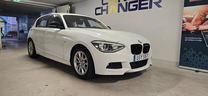 Vit Begagnad 2015 BMW 116 M Sport Halvkombi | 99 900 kr (Marknadspris) - Bild 1/4
