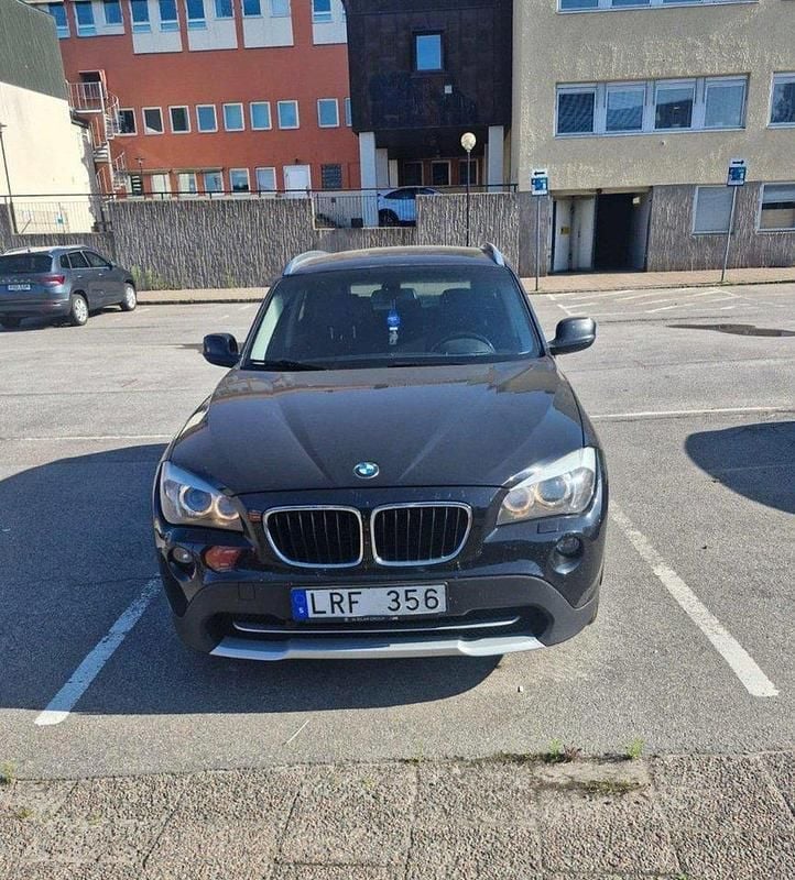 Svart Begagnad 2011 BMW X1 SUV | 105 000 kr (Marknadspris) - Bild 1/4