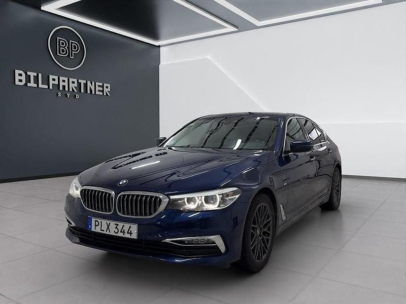 Blå Begagnad 2017 BMW 520 Luxury Line Sedan | 239 900 kr (Marknadspris) - Bild 1/4