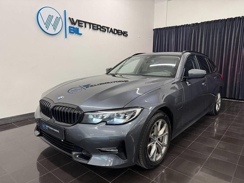 Mineralgrå metallic Begagnad 2021 BMW 330 Sport Line Kombi | 214 900 kr - Bild 1/4