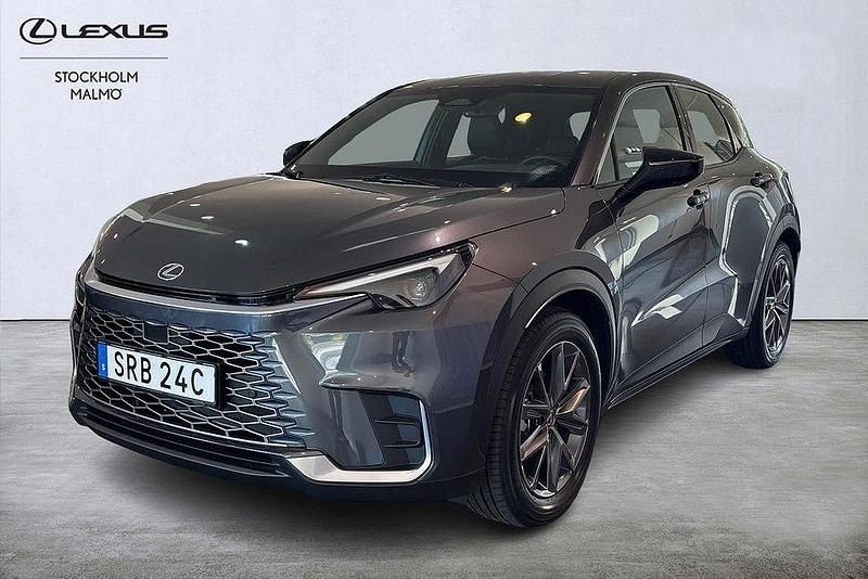 Grå Ny 2024 Lexus LBX SUV | 368 000 kr (Marknadspris) - Bild 1/4