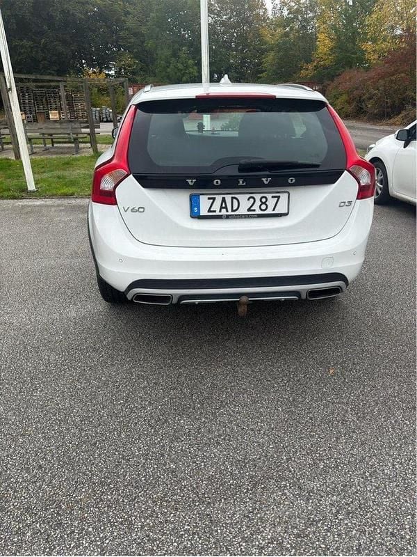 Vit Begagnad 2018 Volvo V60 CC Momentum Kombi | 170 000 kr (Superpris) - Bild 1/3