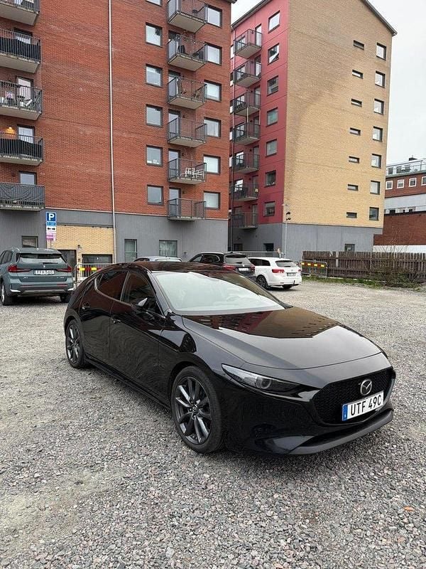 Svart Begagnad 2019 Mazda 3 Halvkombi | 189 000 kr (Marknadspris) - Bild 1/4