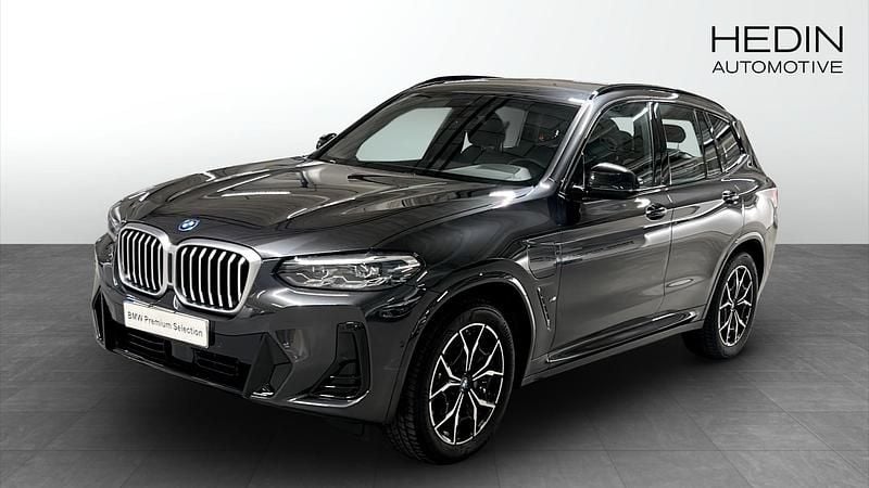 Grå (grey) Begagnad 2024 BMW X3 M Sport SUV | 578 700 kr (Marknadspris) - Bild 1/4