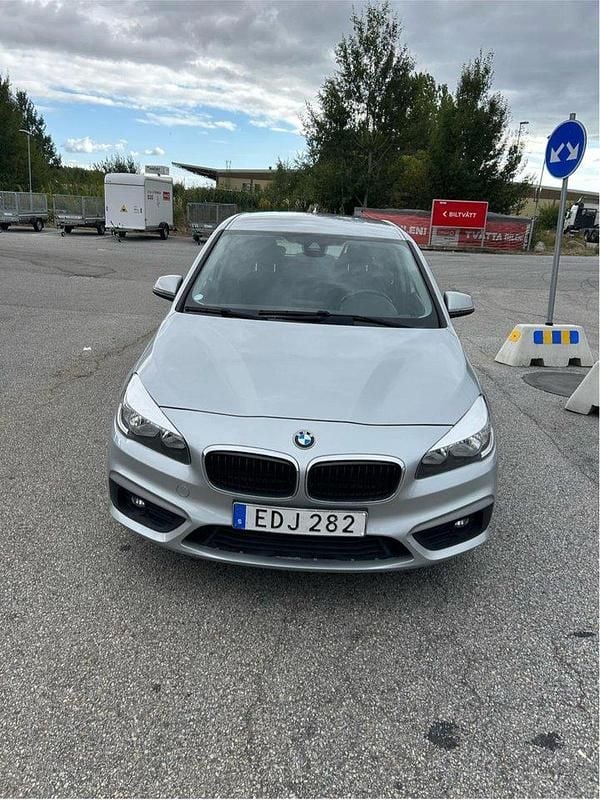 Silver Begagnad 2015 BMW 218 Active Tourer Advantage Minibuss | 135 000 kr (Marknadspris) - Bild 1/4