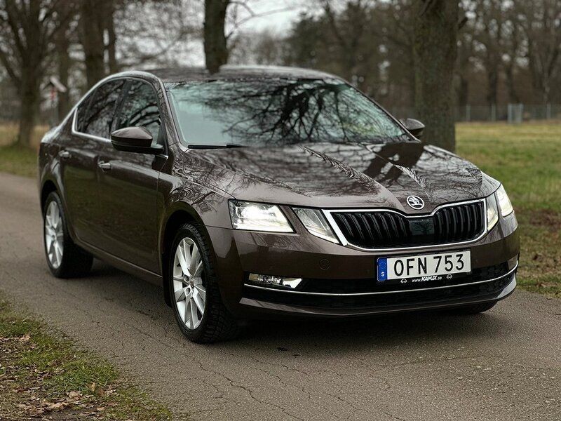 Mörkbrun (brun metallic ) Begagnad 2017 Skoda Octavia Business Line Halvkombi | 120 000 kr (Marknadspris) - Bild 1/4