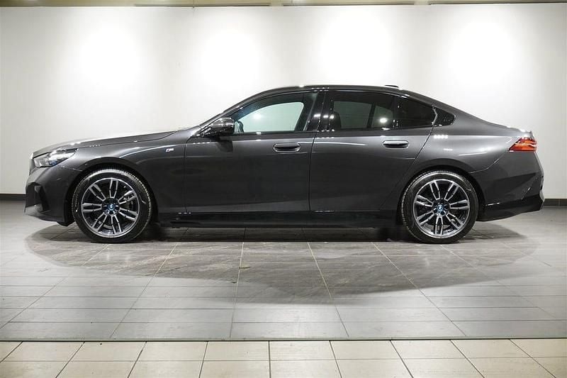 Begagnad BMW i5 M Sport 250 kW (340 HK) 2024 Grå Sedan