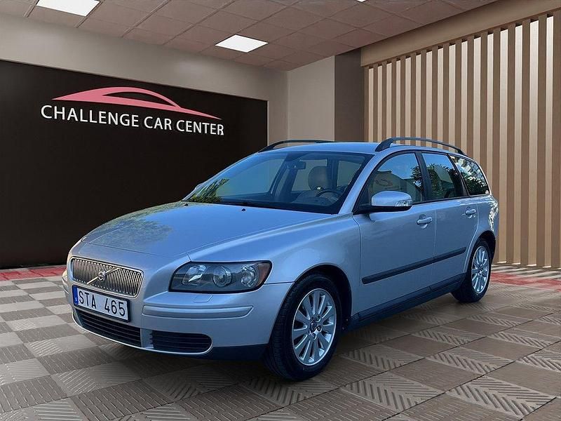 Ljusgrå (grå) Begagnad 2006 Volvo V50 Kinetic Kombi | 68 900 kr (Marknadspris) - Bild 1/4