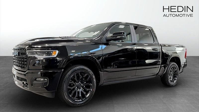 Svart (black) Ny 2025 RAM 1500 Pickup | 1 298 610 kr - Bild 1/4