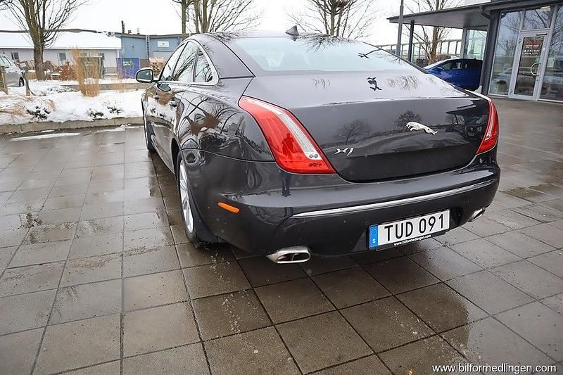 Begagnad Jaguar XJ 275 HK (202 kW) 2015 Grå samma som bilen Sedan