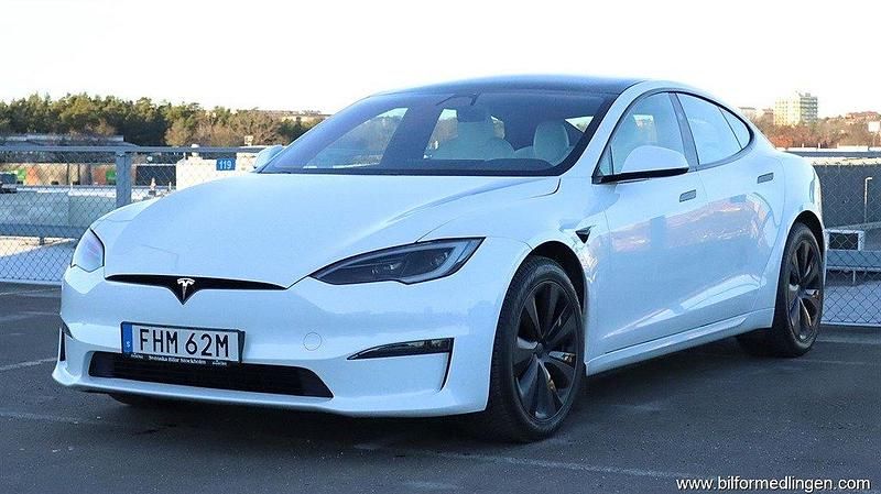 Vit Begagnad 2023 Tesla Model S Long Range AWD Halvkombi | 799 000 kr - Bild 1/4