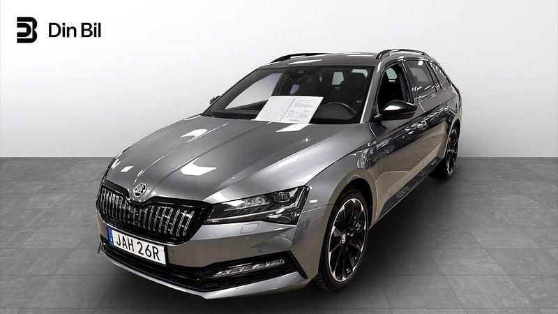 Grå Begagnad 2023 Skoda Superb SportLine Kombi | 449 900 kr - Bild 1/4