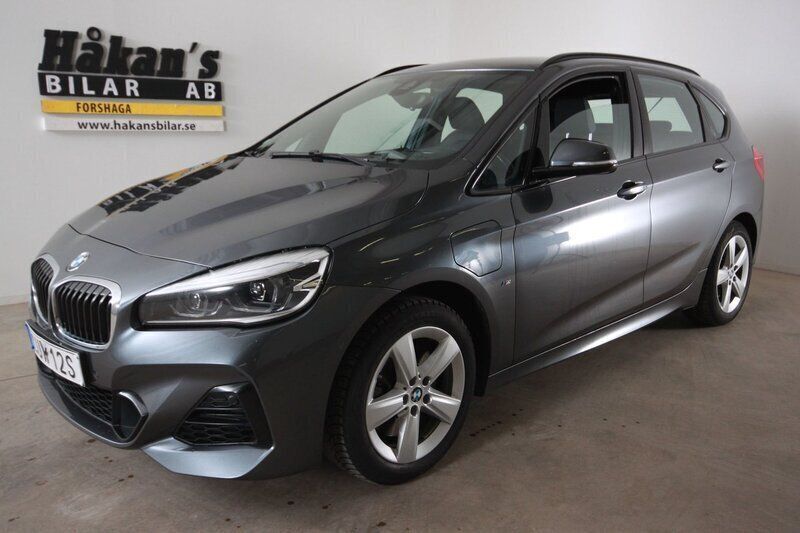 Grå Begagnad 2019 BMW 225 Active Tourer M Sport Minibuss | 189 500 kr (Marknadspris) - Bild 1/4