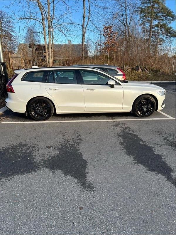 Vit Begagnad 2019 Volvo V60 Momentum Kombi | 210 000 kr (Marknadspris) - Bild 1/4