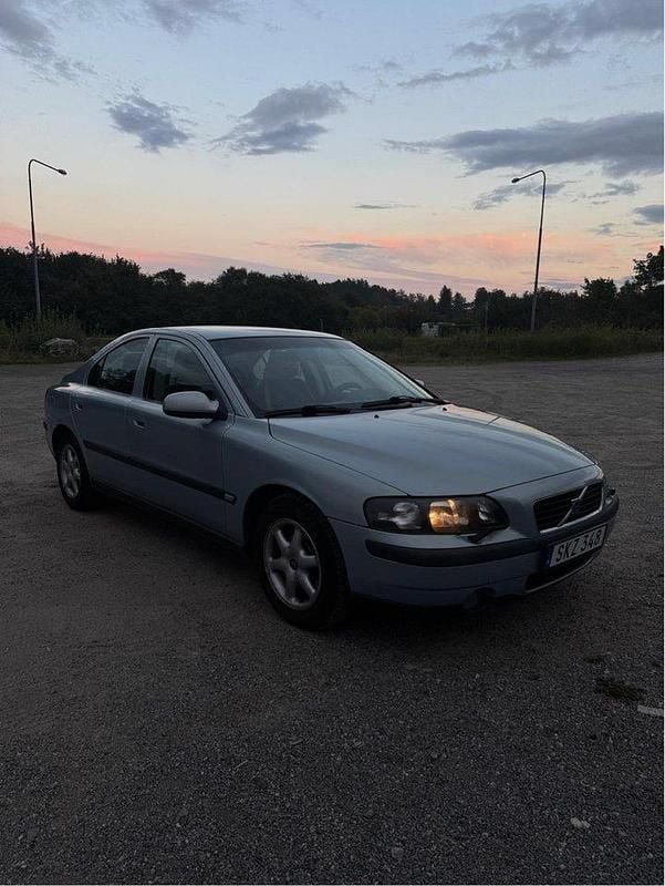 Blå Begagnad 2001 Volvo S60 Business Edition Sedan | 29 500 kr (Lite dyr) - Bild 1/4