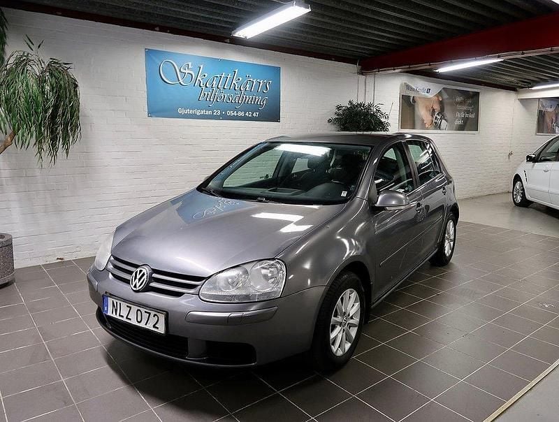 Mörkgrå (grå) Begagnad 2007 VW Golf V Trendline Halvkombi | 24 000 kr (Marknadspris) - Bild 1/4