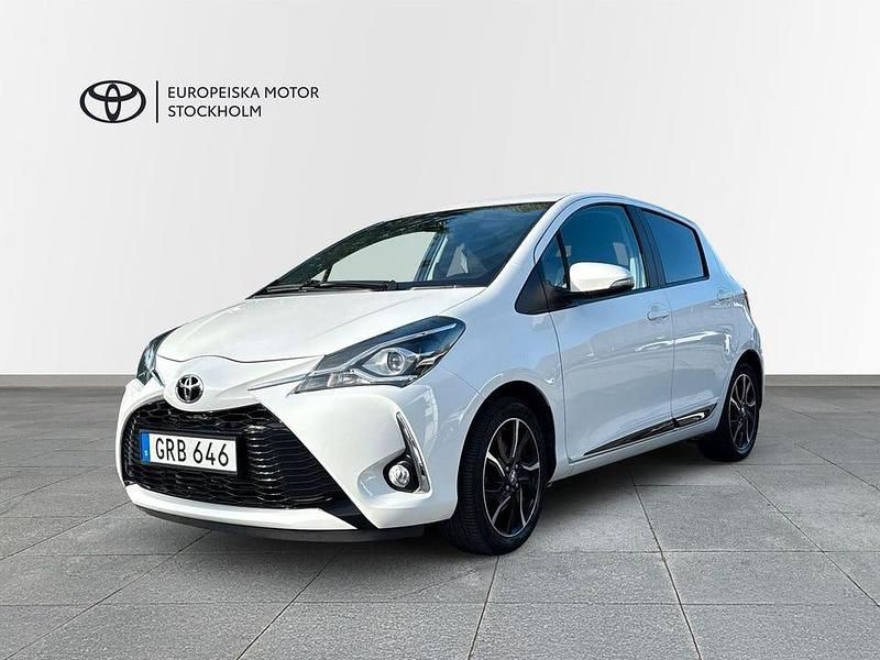 Vit Begagnad 2017 Toyota Yaris Style Halvkombi | 139 900 kr (Marknadspris) - Bild 1/3