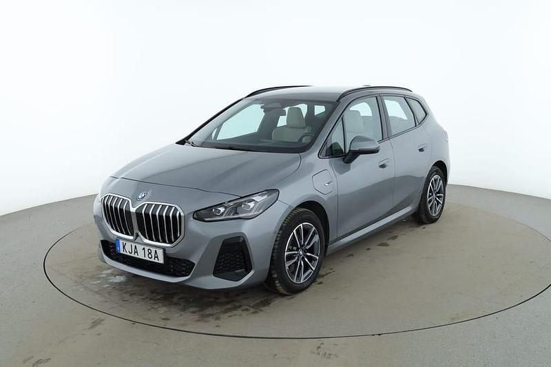 Grå Begagnad 2023 BMW 230 M Sport Kombi | 389 000 kr - Bild 1/4