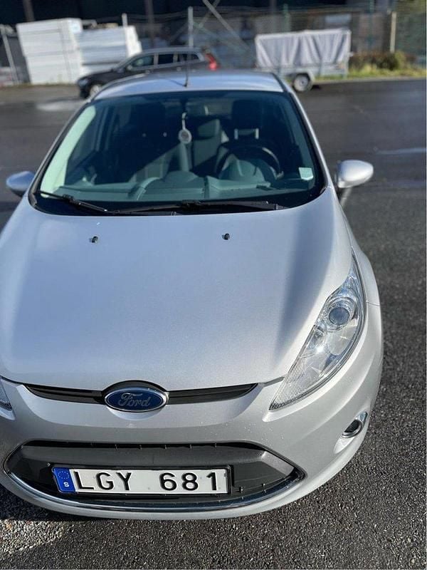 Grå Begagnad 2011 Ford Fiesta Titanium Halvkombi | 45 000 kr (Marknadspris) - Bild 1/4