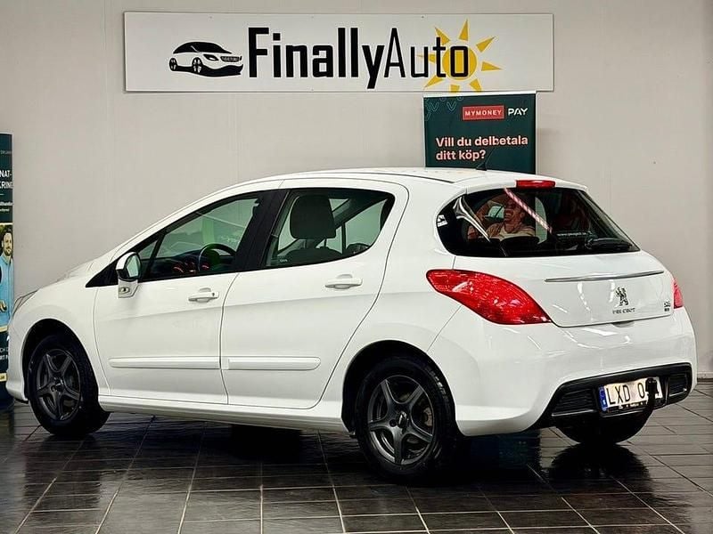 Begagnad Peugeot 308 112 HK (82 kW) 2011 Vit Halvkombi