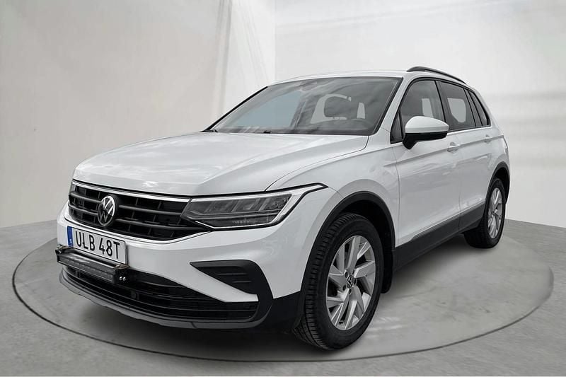 Vit Begagnad 2022 VW Tiguan SUV | 229 000 kr (Superpris) - Bild 1/4