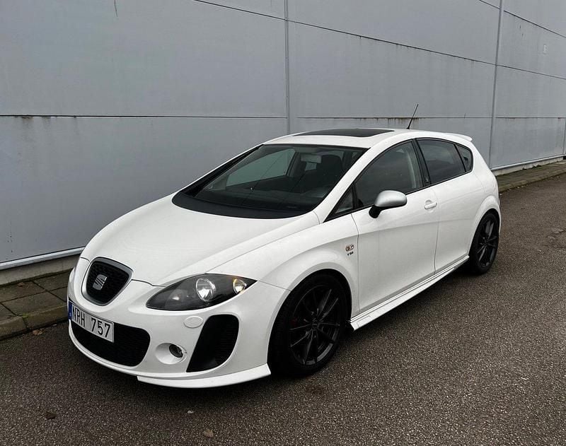 Vit Begagnad 2008 Seat Leon Halvkombi | 59 000 kr (Marknadspris) - Bild 1/4