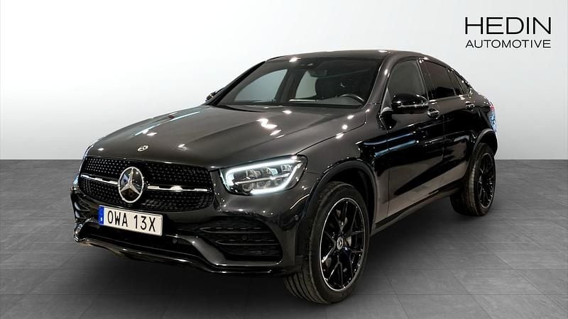 Grå Begagnad 2023 Mercedes GLC300e Sportkupé | 499 900 kr - Bild 1/4