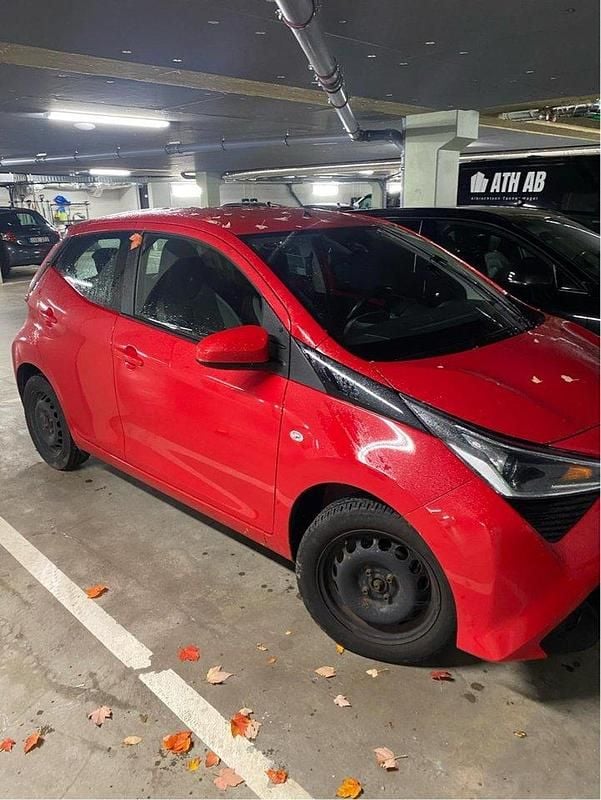 Röd Begagnad 2018 Toyota Aygo X-play Halvkombi | 99 000 kr (Marknadspris) - Bild 1/3