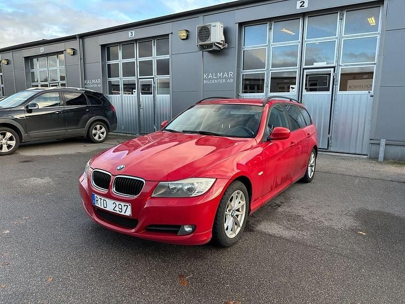 Röd Begagnad 2010 BMW 316 Comfort Edition Kombi | 62 900 kr (Marknadspris) - Bild 1/4