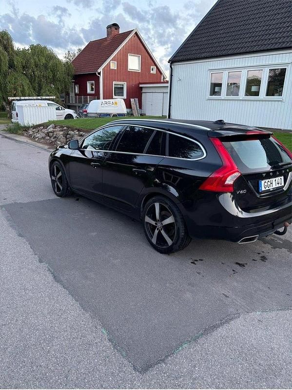 Svart Begagnad 2017 Volvo V60 Summum Kombi | 129 900 kr (Marknadspris) - Bild 1/4