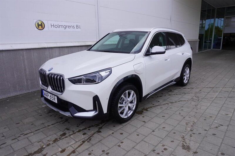 Vit (mineralvit metallic) Begagnad 2023 BMW X1 xLine SUV | 505 000 kr (Marknadspris) - Bild 1/4