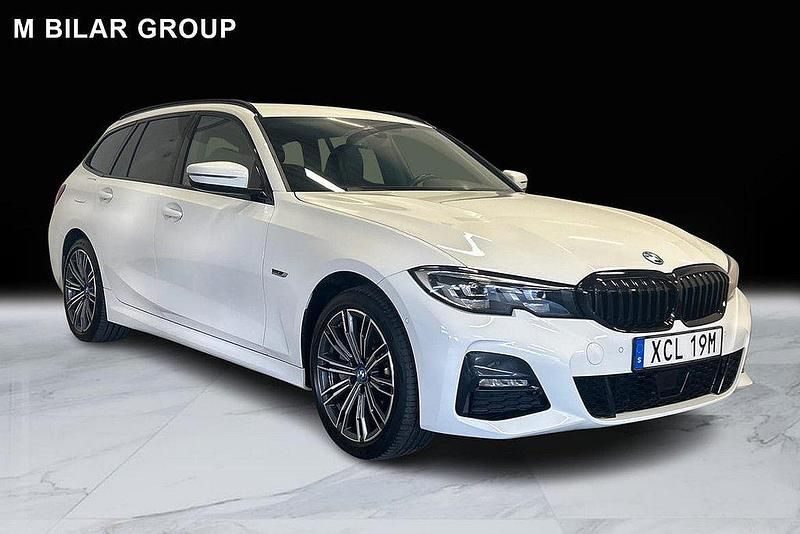 Vit Begagnad 2022 BMW 330e M Sport Kombi | 369 000 kr (Bra pris) - Bild 1/4