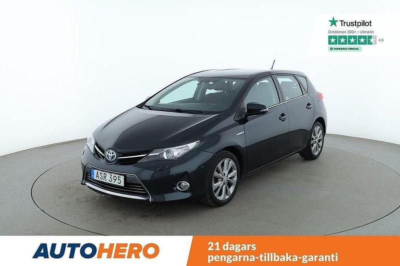 Mörkblå Begagnad 2014 Toyota Auris Hybrid Executive Halvkombi | 130 000 kr (Marknadspris) - Bild 1/4