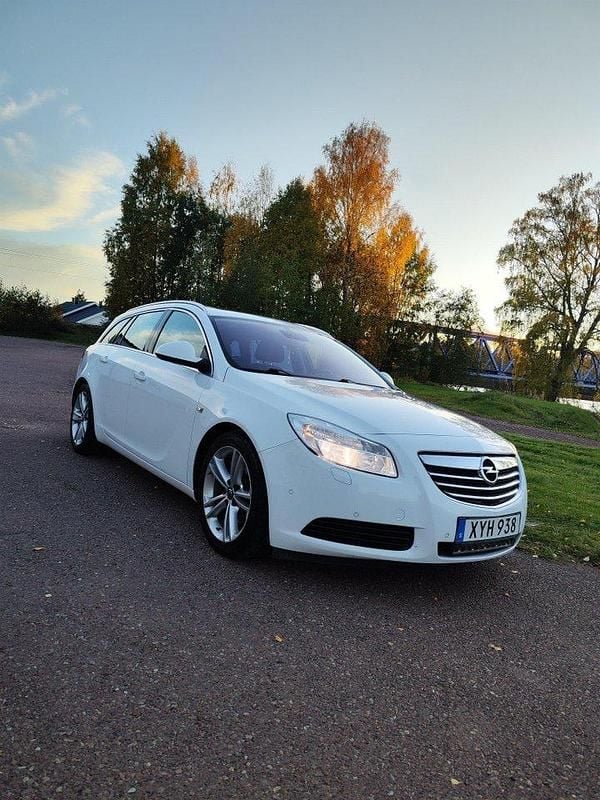 Vit Begagnad 2011 Opel Insignia Edition Kombi | 49 000 kr (Bra pris) - Bild 1/4