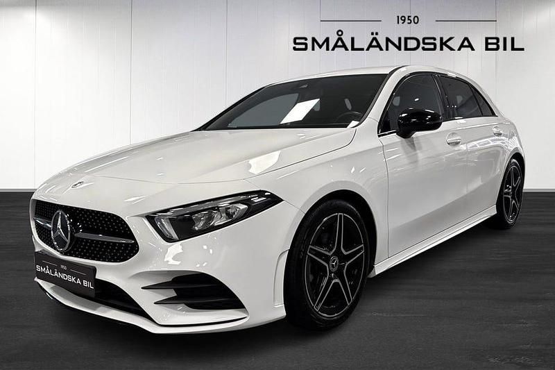Vit Begagnad 2022 Mercedes A180 AMG Halvkombi | 289 000 kr (Marknadspris) - Bild 1/4