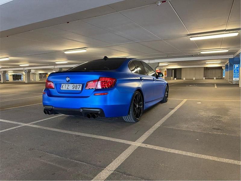 Blå Begagnad 2010 BMW 535 Comfort Edition Sedan | 189 900 kr (Marknadspris) - Bild 1/4