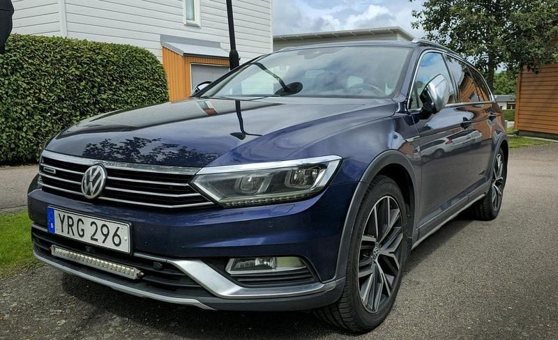 Blå Begagnad 2018 VW Passat Alltrack Kombi | 185 000 kr (Marknadspris) - Bild 1/4