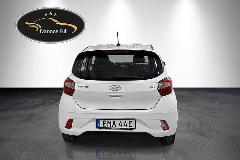 Begagnad Hyundai i10 Essential 67 HK (49 kW) 2022 Vit Halvkombi