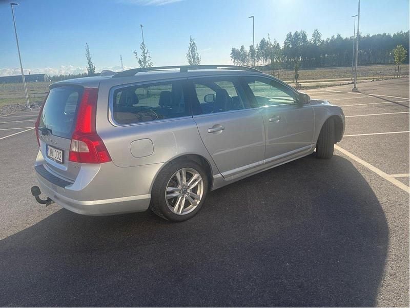 Grå Begagnad 2013 Volvo V70 Momentum Kombi | 90 000 kr (Bra pris) - Bild 1/4