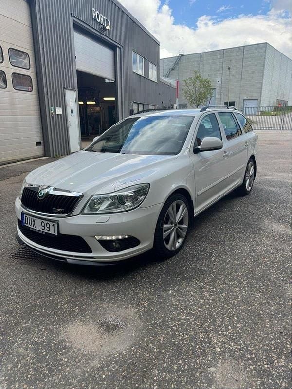 Vit Begagnad 2011 Skoda Octavia RS Kombi | 65 000 kr (Bra pris) - Bild 1/4