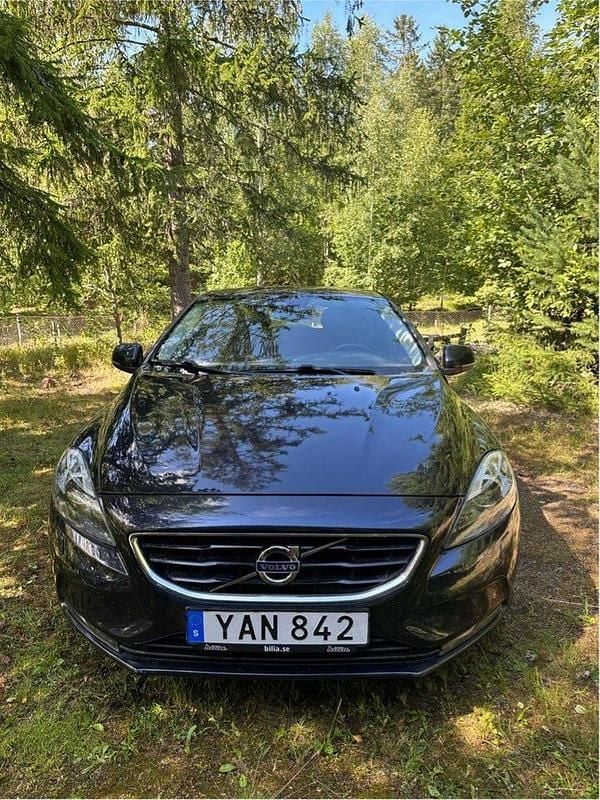Blå Begagnad 2016 Volvo V40 Momentum Kombi | 125 000 kr (Bra pris) - Bild 1/4