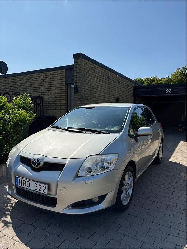 Silver Begagnad 2008 Toyota Auris Halvkombi | 65 000 kr (Marknadspris) - Bild 1/4
