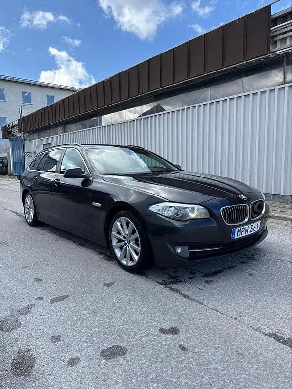 Grå Begagnad 2012 BMW 520 Kombi | 68 000 kr (Marknadspris) - Bild 1/4