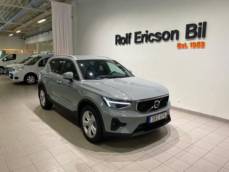 Grå Begagnad 2024 Volvo XC40 Core SUV | 359 500 kr (Marknadspris) - Bild 1/4