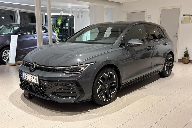 Grå Ny 2026 VW Golf VIII | 470 300 kr - Bild 1/4